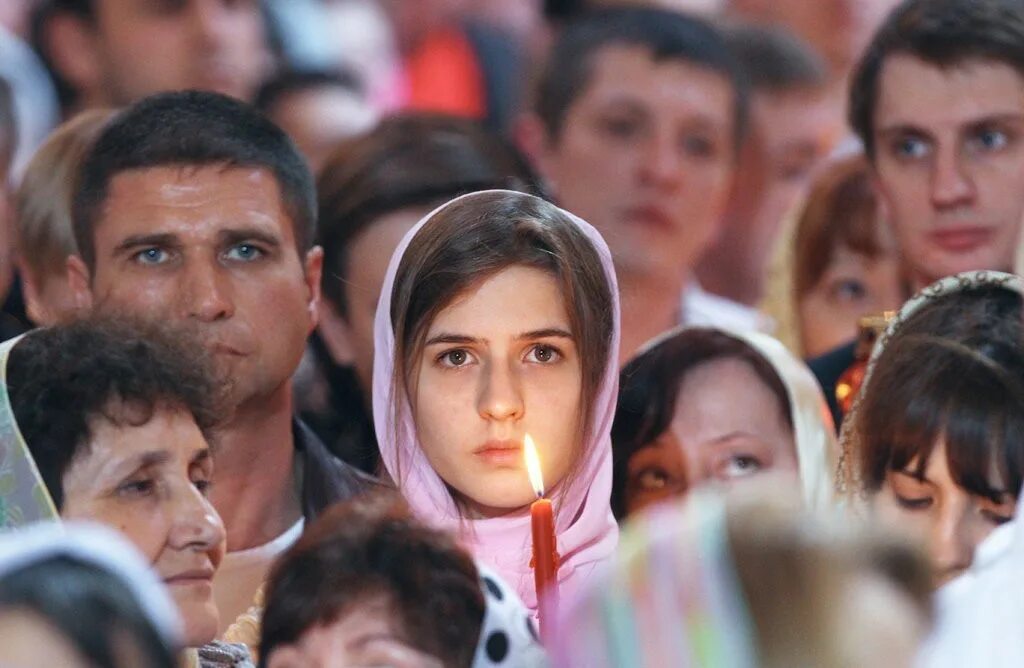 Верующие различных. Люди в церкви. верующие люди. радостные люди в храме. лица людей в храме.