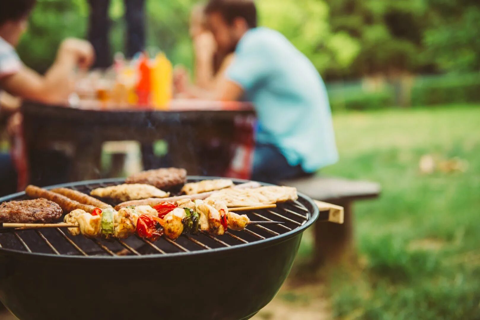 Можно жарить шашлык во дворе частного дома. BBQ Picnic мангал. Пикник (барбекю, гриль) кейтеринг. Шашлыки на природе. Шашлык на мангале на природе.