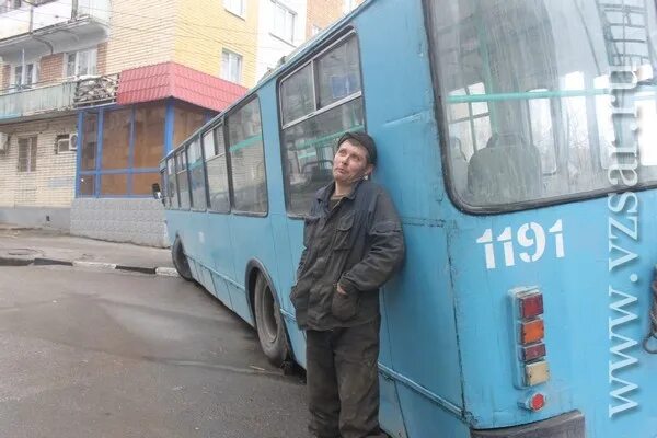 Я в синий троллейбус сажусь на ходу. Садись в троллейбус. мупп саратовгорэлектротранс директор.