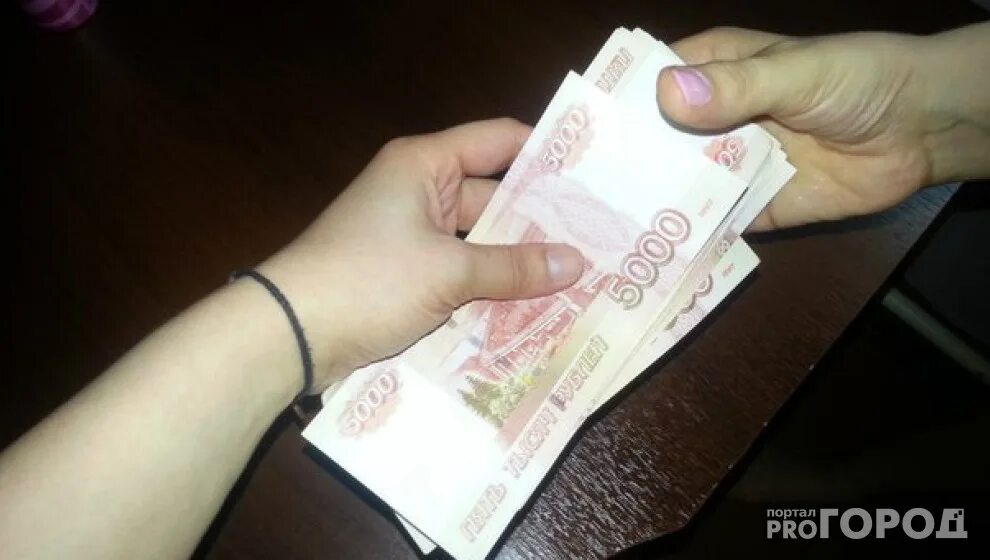 5 рублей в руке. Рубли в руках. 15 Тысяч рублей в руках. 15 Тысяч в руках. 1000 Рублей в руках.