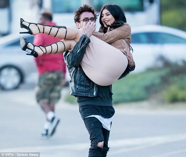 They carry he carries. Carries девушка. Backpack Kylie Jenner Fendi. Kendall Jenner boyfriend. Kardashian Lift carry.