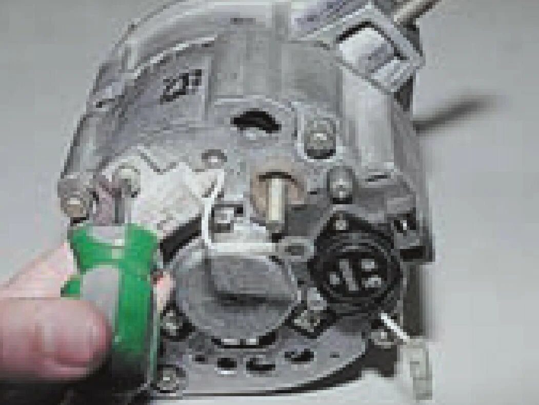 Диодный мост генератора приора. Как снять реле регулятор с генератора. Реле регулятор ваз 2115. Крышка генератора рено логан 1. Щётки генератора ваз 2107.