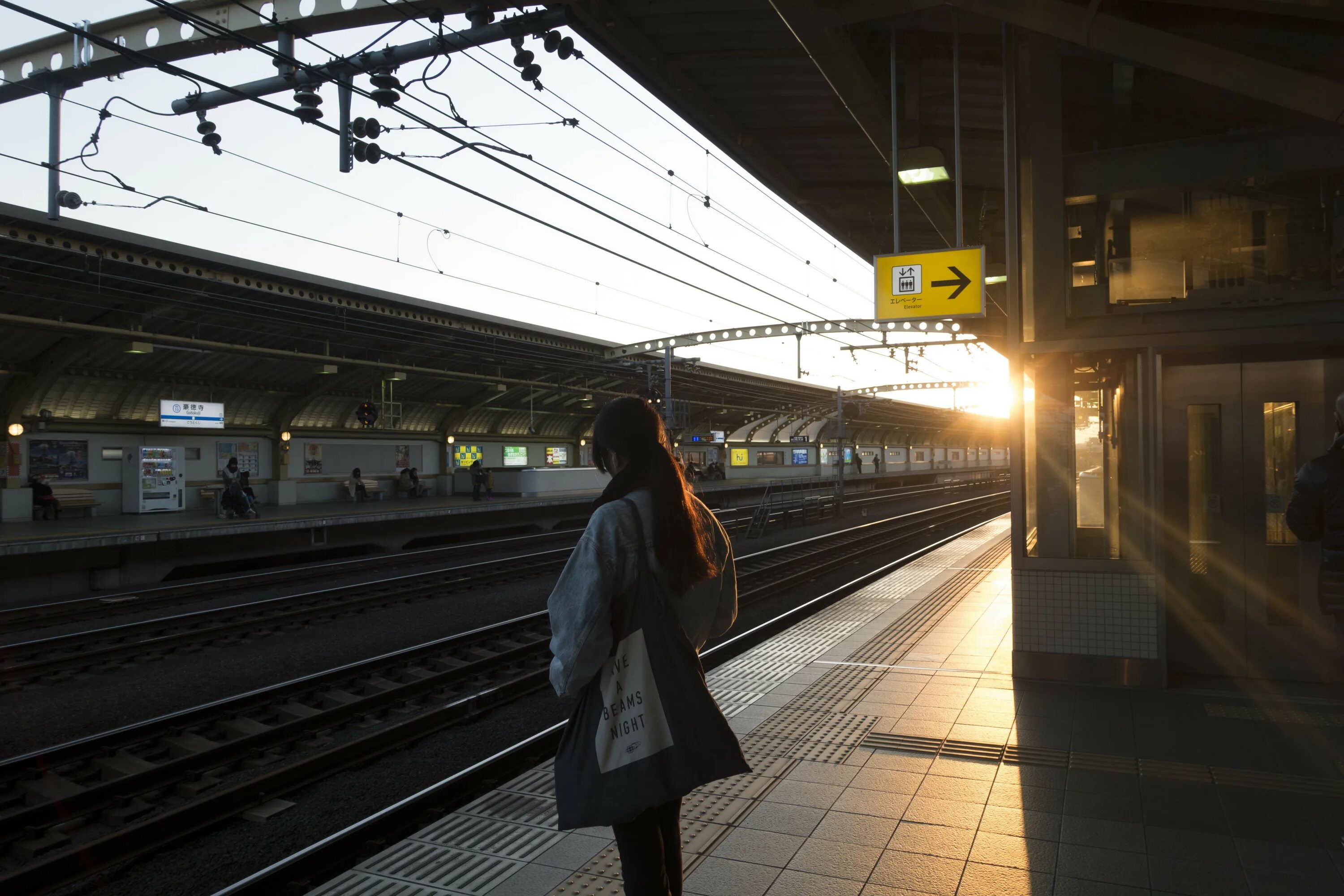 Настя приходит на железнодорожную станцию и ждет. Железнодорожная станция Токио. ЖД вокзал Токио. ЖД вокзал Япония. Япония Эстетика Токио станция.