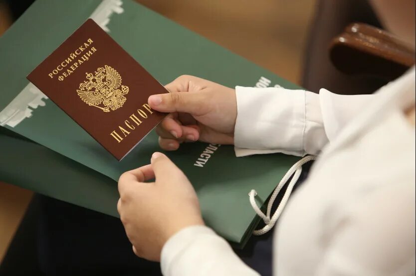 Главный выдавать