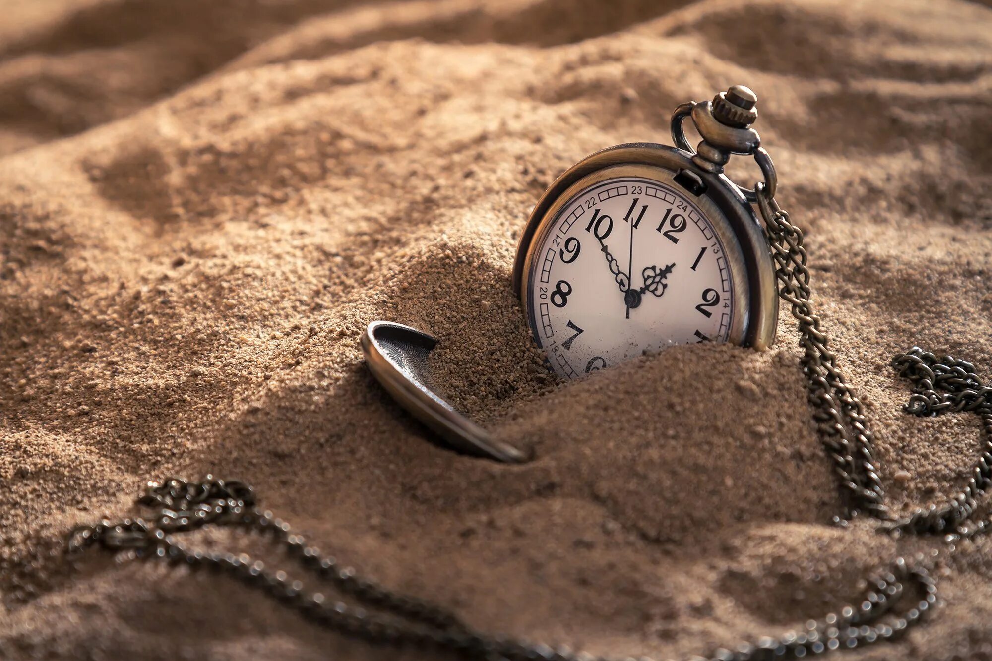 Время жизни тема. Часы в песке. Песочные часы в песке. Карманные часы. Фон часы в песке.