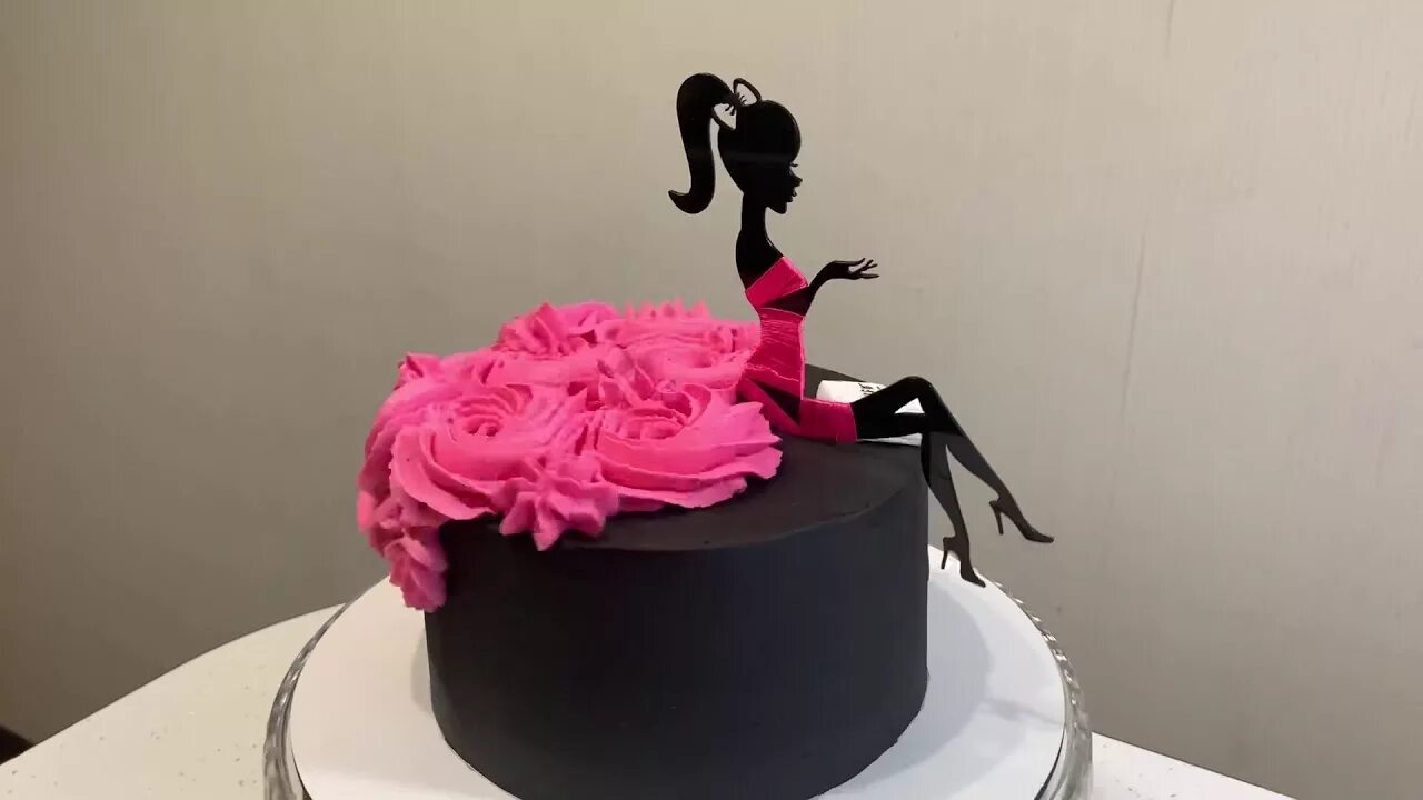 Торт с девушкой на торте. Торт для девушки. торт с силуэтом девушки. торт с девушкой топпер. торт с топпером девушки.