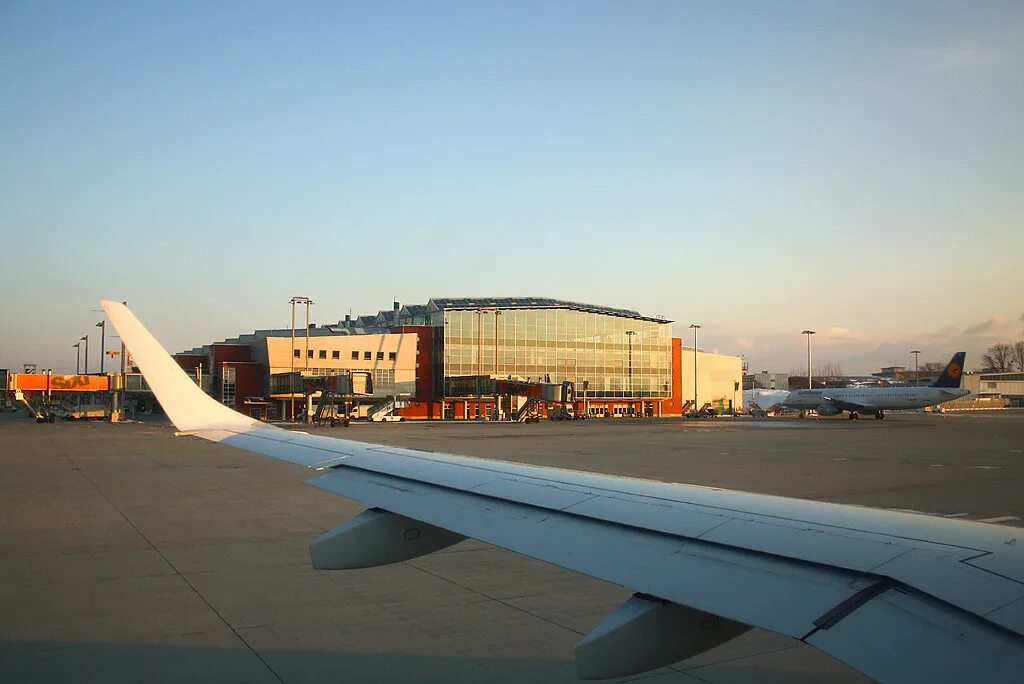 Торговый центр в дрездене. Airport in germany iata. Аэропорт дрездена летом. Аэропорт дрезден. Аэропорт дрезден.