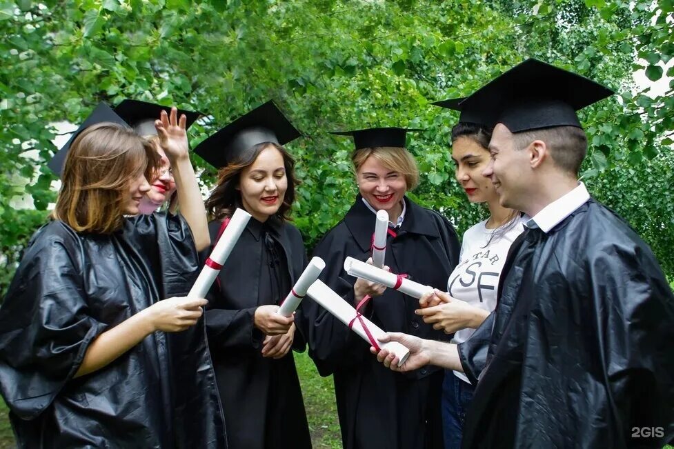 Дети начальной школы. Образованье хочут показать. Ученики российских школ. Образованье хочут показать. Школа ученики за партой.