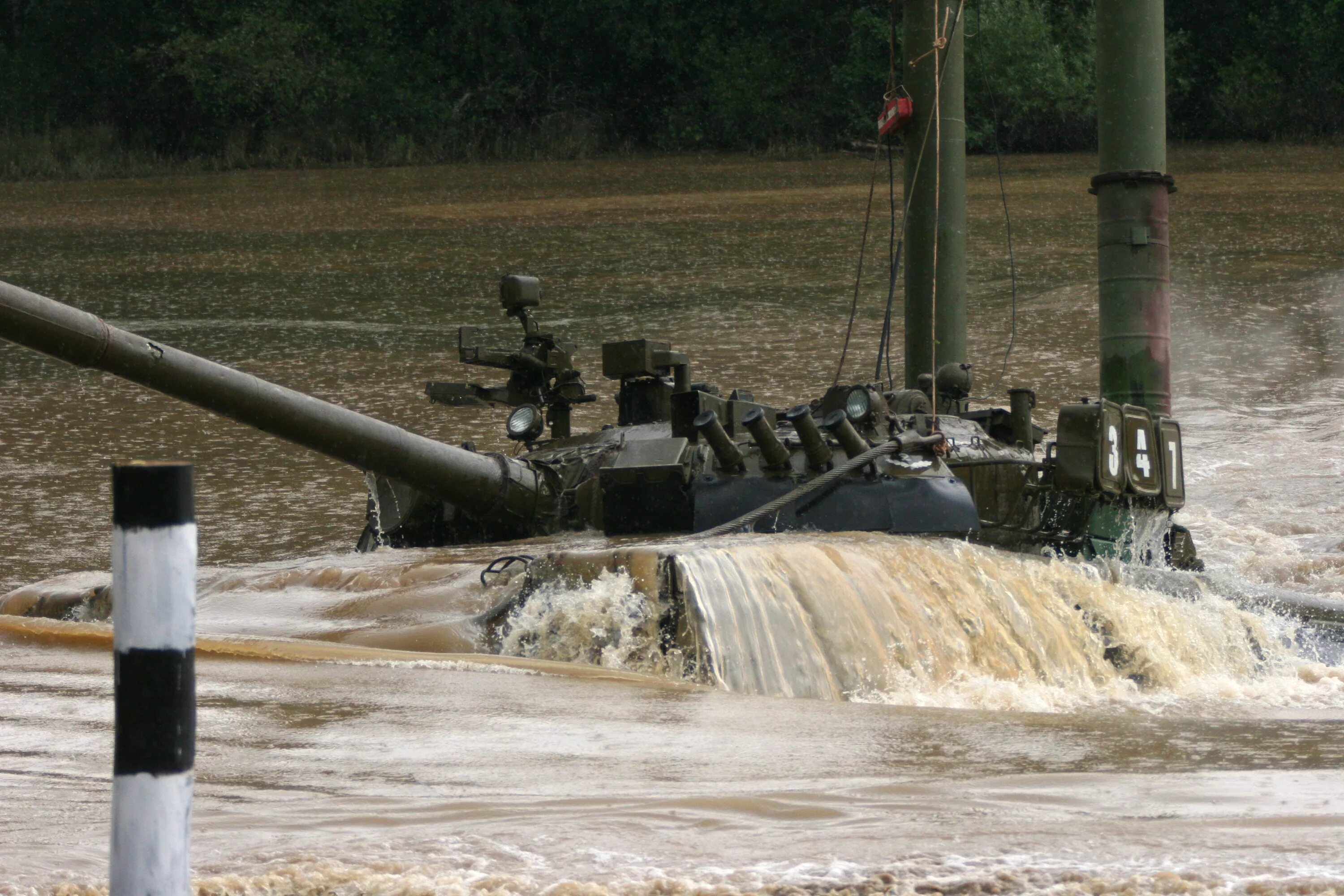 Танки препятствия. Труба ОПВТ Т-80. Подводное вождение танка т 80. Шноркель на т-80у. Танк т72 подводное вождение.