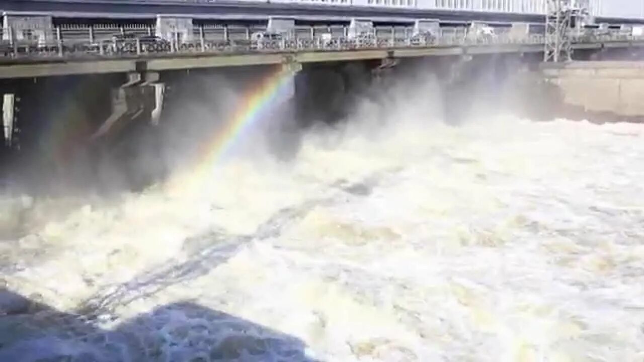 Красноярская ГЭС водосброс. Красноярская ГЭС сброс воды. КАМГЭС сброс воды. КАМГЭС Пермь сброс воды.