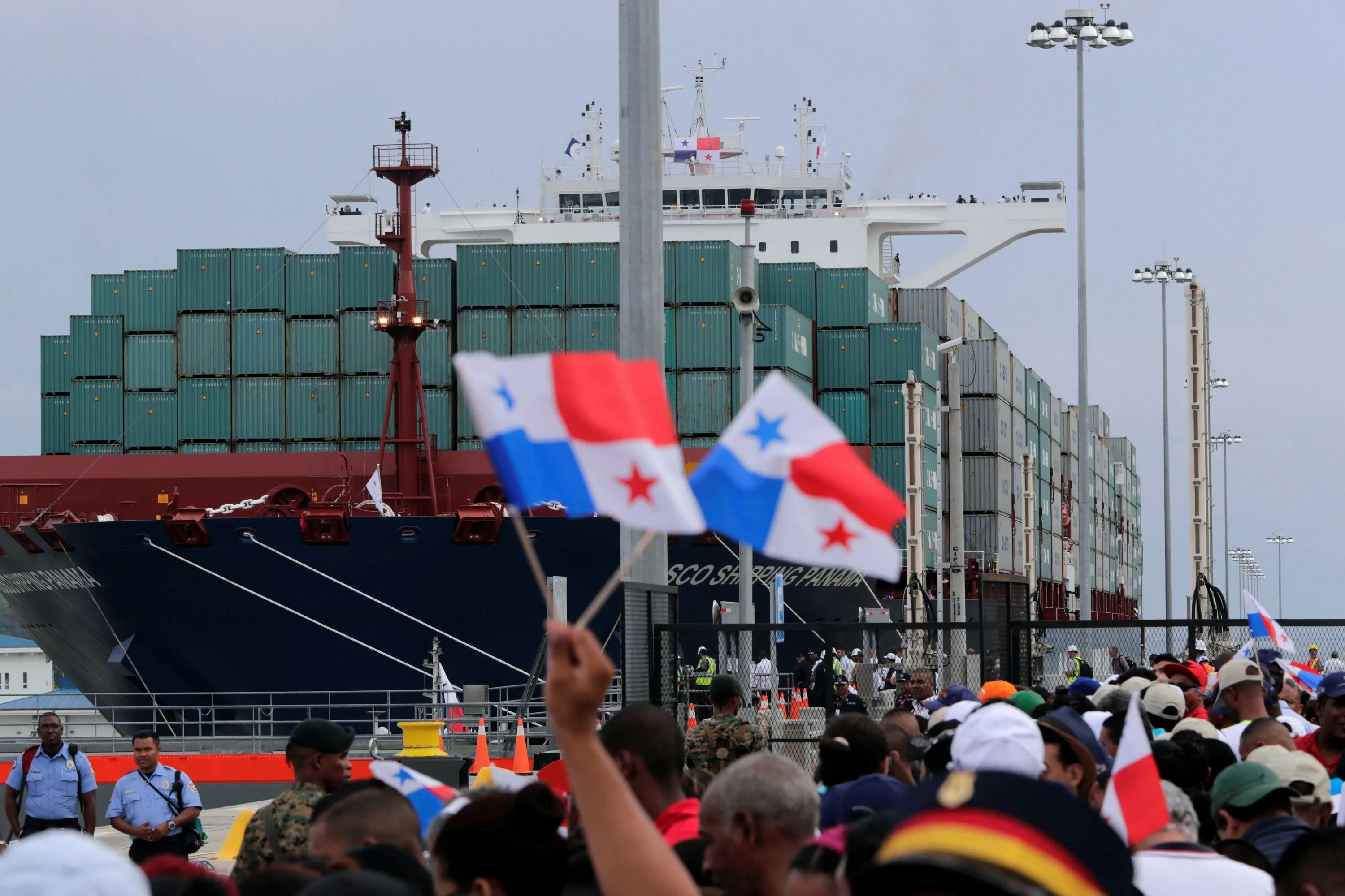 Право флага судна. Флажки на кораблях. Флаг на корабле. Флаг суда. Корабль с панамским флагом.