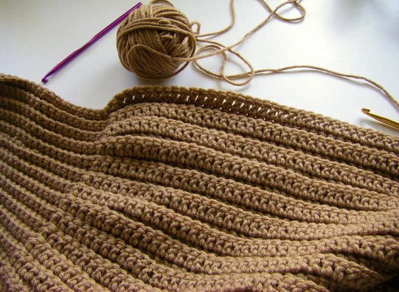 Поперечная техника крючком. Сумка столбиками с накидом крючком. Сумка рельефными столбиками вязаная. Поперечное вязание крючком. Сумка крючком столбиками без накида.