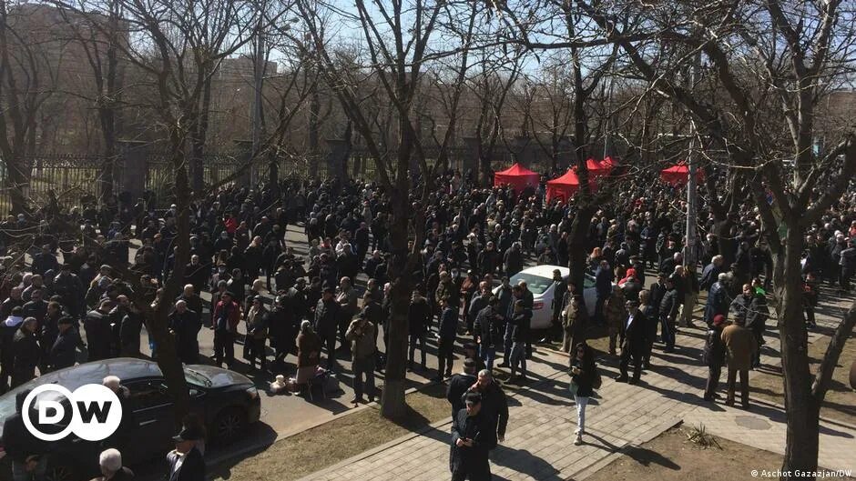 Вооруженные люди ворвались в полицию в ереване. Армения забастовка. Протесты в Армении. Митинги 2015 на проспекте Баграмян. Протесты против Пашиняна.