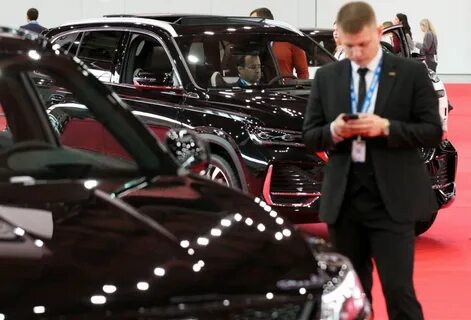 Первый подарил машину второй на ней