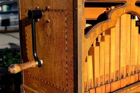 Старинный инструмент напоминающий пианино как называется