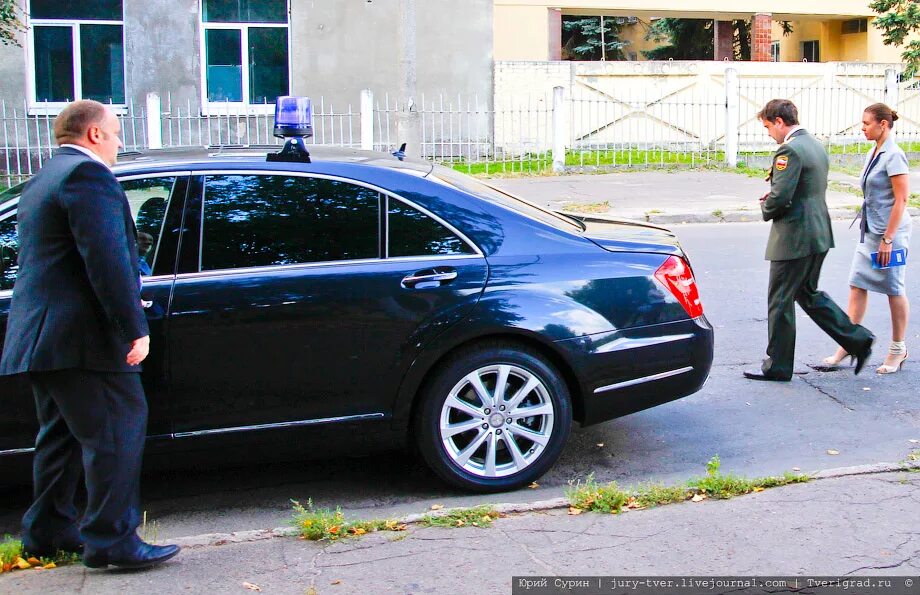 Кортеж губернатора воробьева. Кортеж губернатора. Genesis g90 с мигалкой. Кортеж президента россии 2022. Кортеж губернатора.