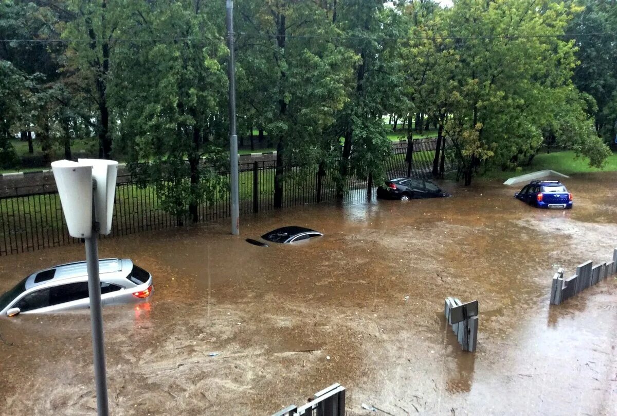 Какие районы топит. Потоп в Москве. Ливень в Москве. Москву затопило. Дождь в Москве.
