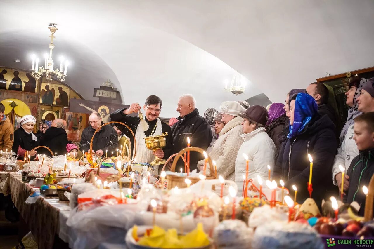 Поминки на пасху. Храм Рождества Христова Пасха Домодедово освящение куличей. Куличи Новотихвинский монастырь. Кулич в церкви. Празднование Пасхи в храме.