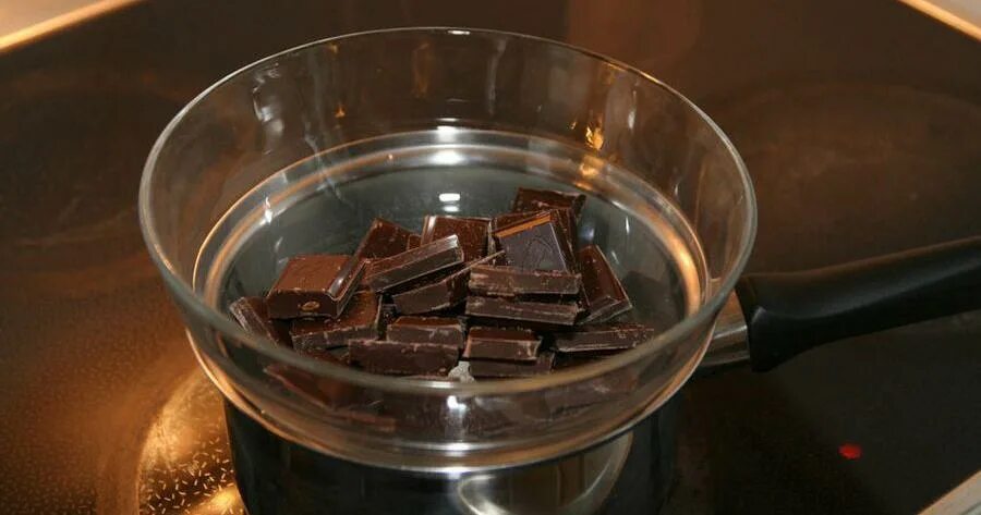 Водяная баня для шоколада. Паровая баня для шоколада. Плавление шоколада. Растопленный шоколад.