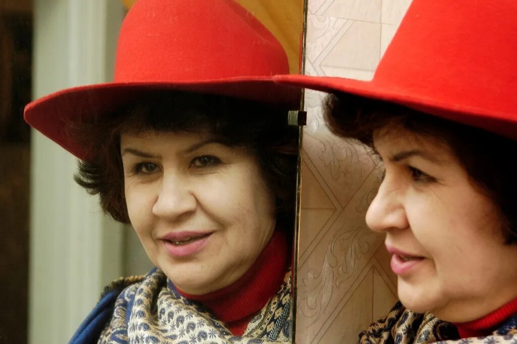 Поэтесса сафиева о русских. Таджикская поэтесса гулрухсор. Гулрухор сафиева. Гулрухор сафиева. Гулрухсор сафиева поэтесса.