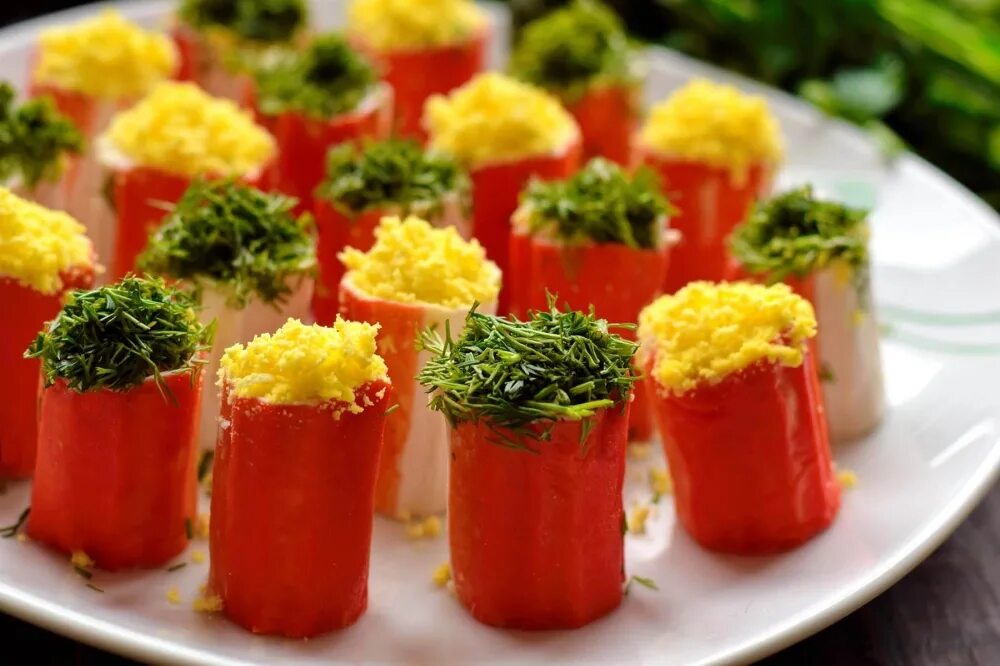 Закуска крабовые палочки фаршированные. Крабовые закуски начинками. Роллы из крабовых палочек. Крабовые закуски начинками. Крабовые закуски начинками.