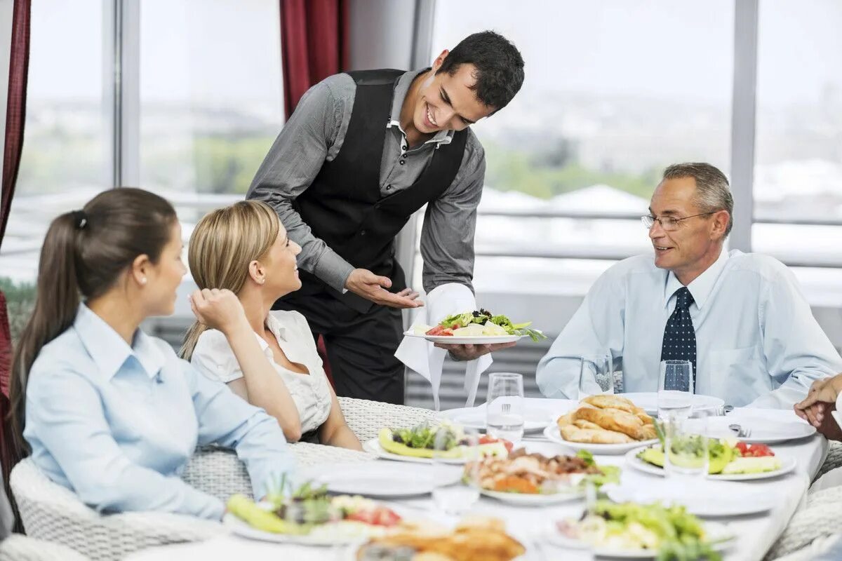 Long lunch. Ресторан с посетителями. Деловой обед. Люди за столом в ресторане. Человек за столом.