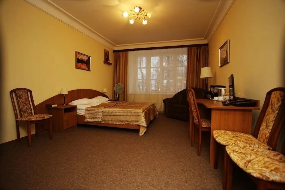 Старая гостиница лавры сергиев посад. Старый гостиничный номер. Номера в гостинице стар. Гостиница лидер в старом осколе. Старый ростов гостиница в ростове на дону.