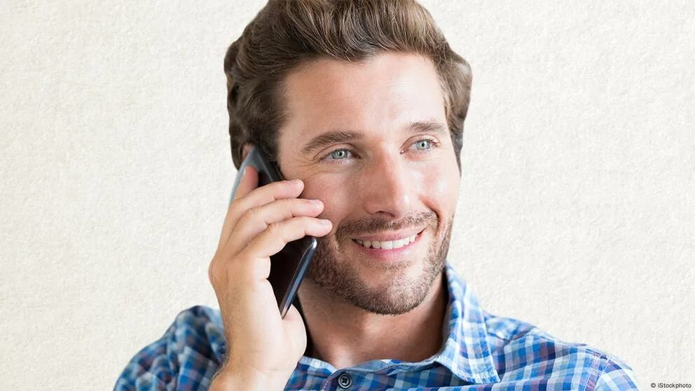 Paul make a phone call. Случайные люди. man talking on the phone. men calling phone. man call.