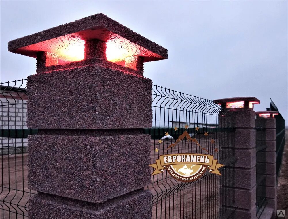 Столб для забора воронеж. Блоки столбовые заборные 300х300х150. блоки для столбов забора 300х300. блоки бут заборные 300*300*200. столбы заборные наборных бетонных.