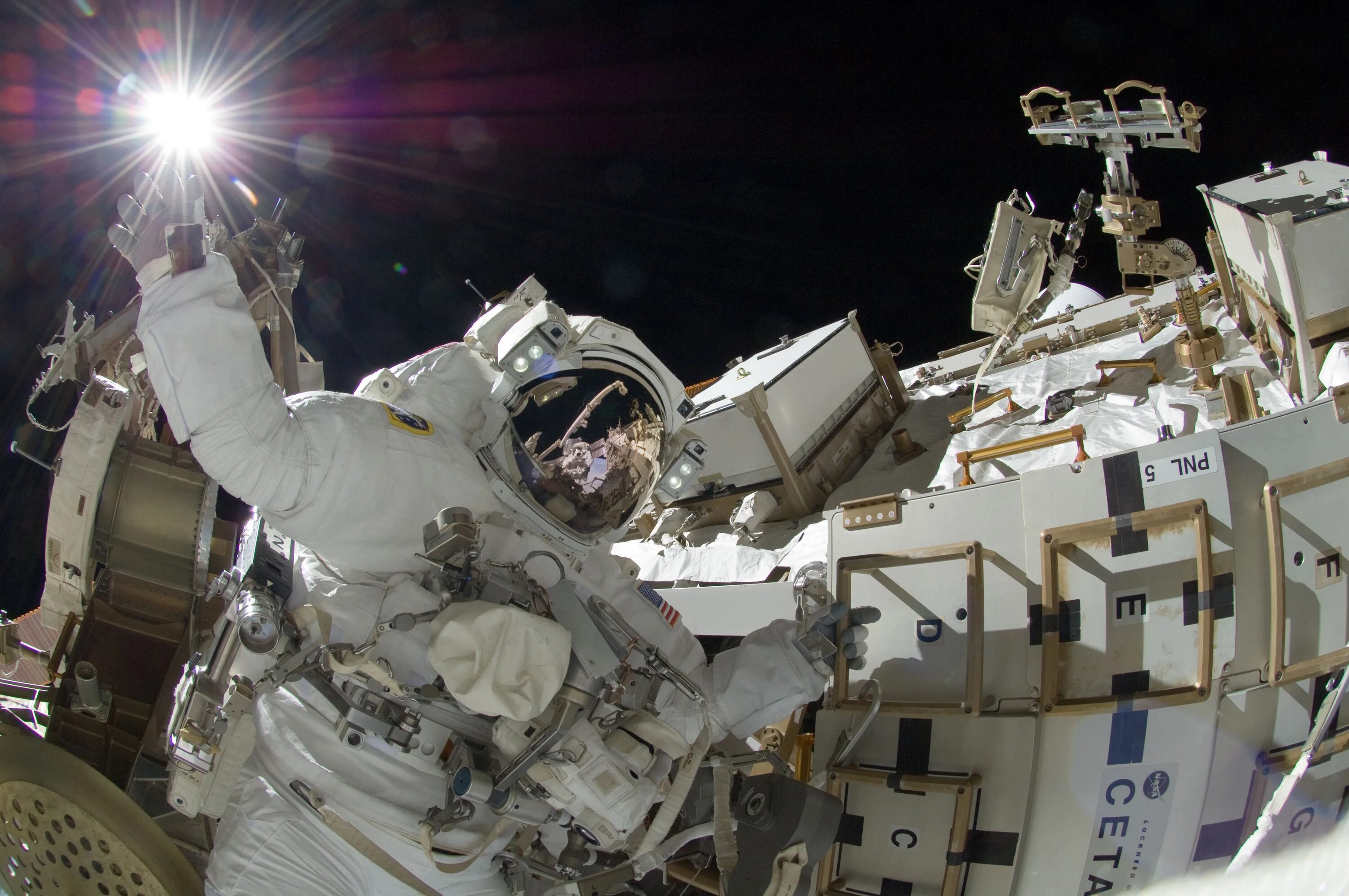 Картинки наса. Сунита уильямс астронавт. наса iss. наса мкс. космонавт в космосе.