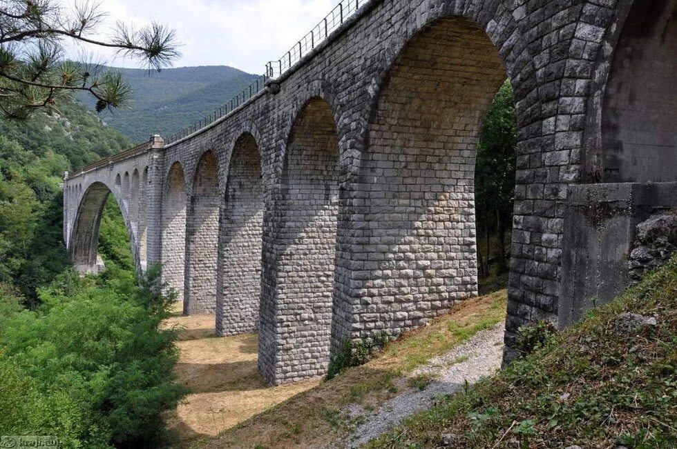 Первый каменный мост. Мост Солкан Словения. Солкан каменный мост в Словении. Солканский мост. Средневековый каменный арочный мост.