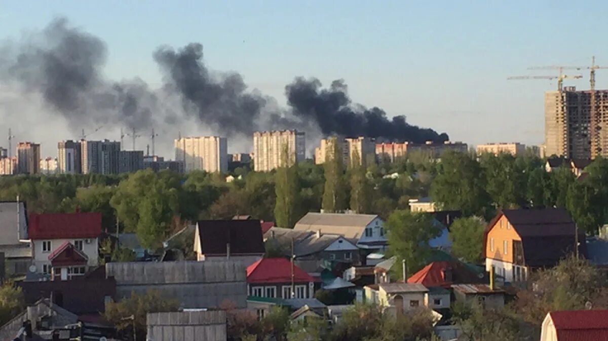 Пожар на левом берегу. Пожар Землячки Воронеж. Воронеж пожар сегодня левый берег. Пожар в Воронеже сегодня на левом берегу. Что горело в Воронеже вчера на левом берегу.