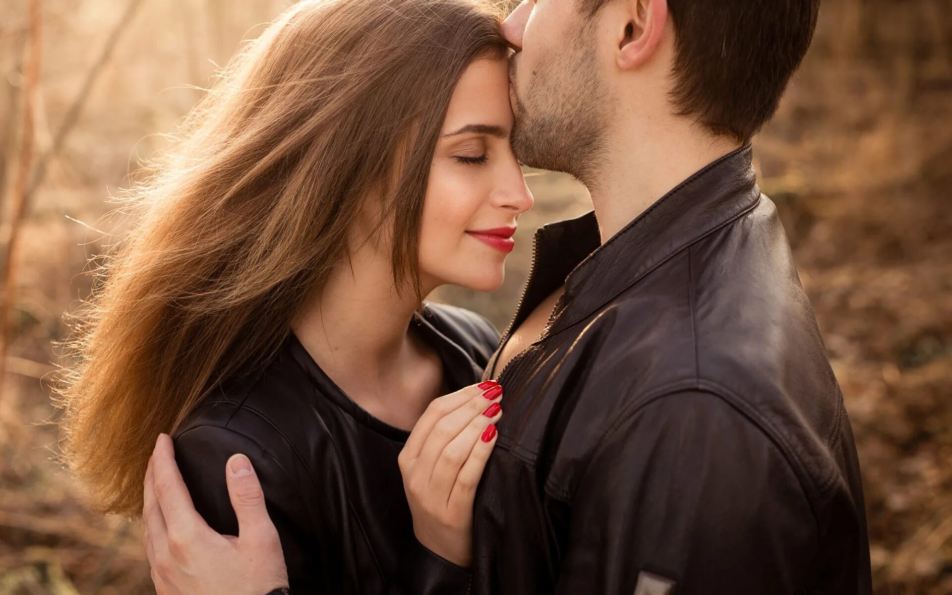 Brunette kiss. Красивые парочки. Обнимает девушку. Парень и девушка фотосессия. Парень обнимает.