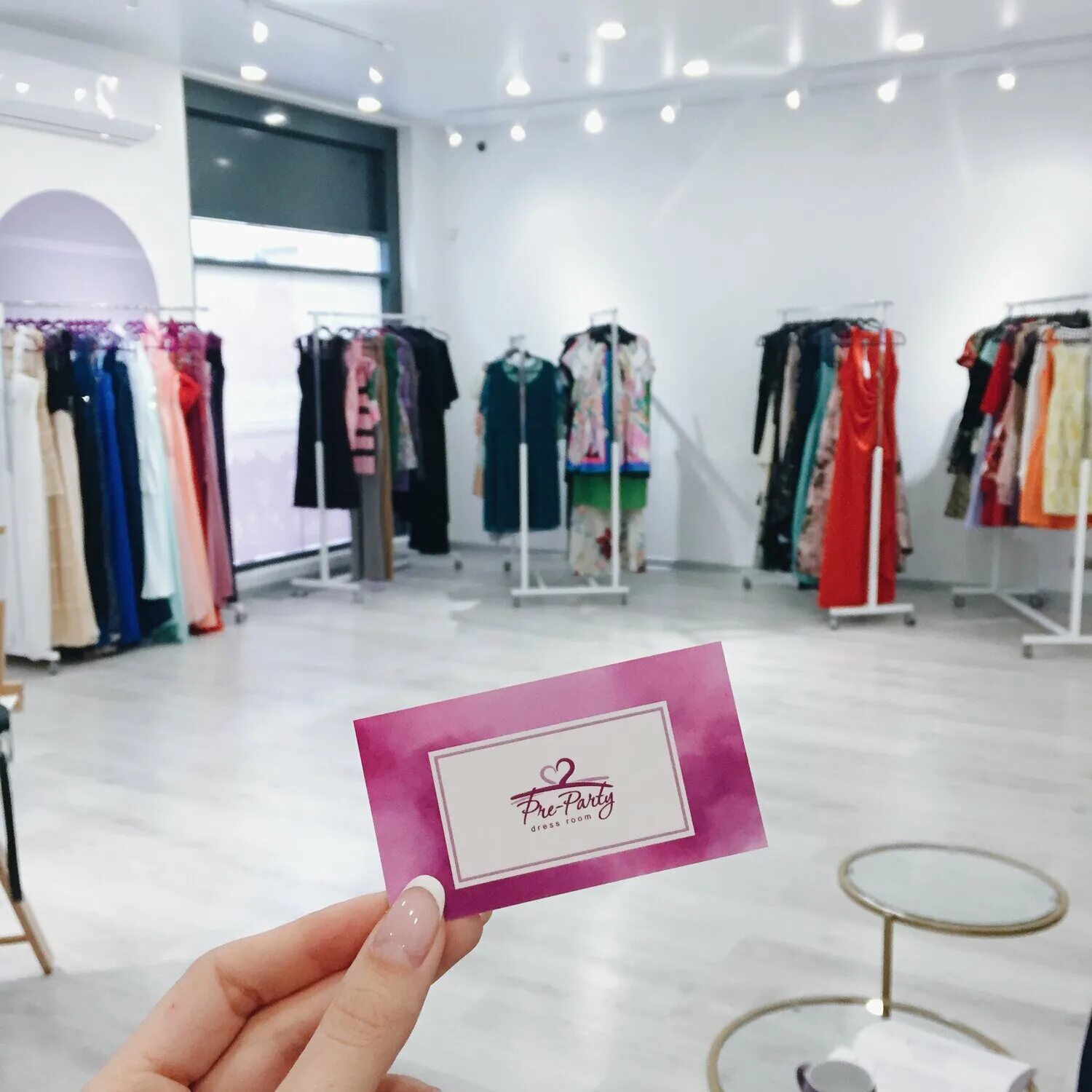 Секции магазина одежды. Студии одежды спб. Студии одежды спб. Красный магазин одежды. Интерьер шоурума одежды.