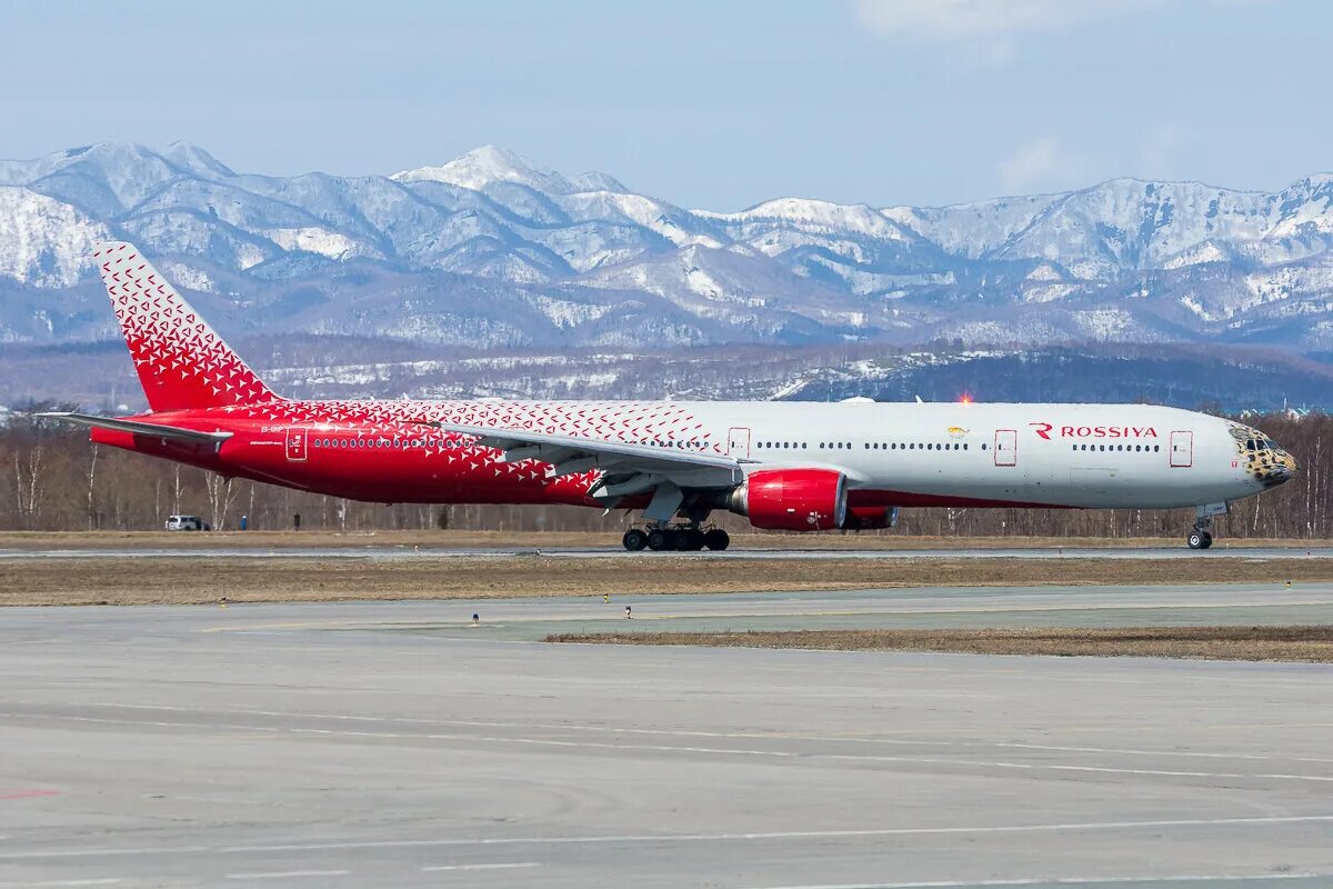 Боинг 777 Южно-Сахалинск. Самолёт Боинг 777-300 Россия. Самолёт Боинг 777 Россия Южно Сахалинск. Аэропорт Южно-Сахалинск 777 Боинг.