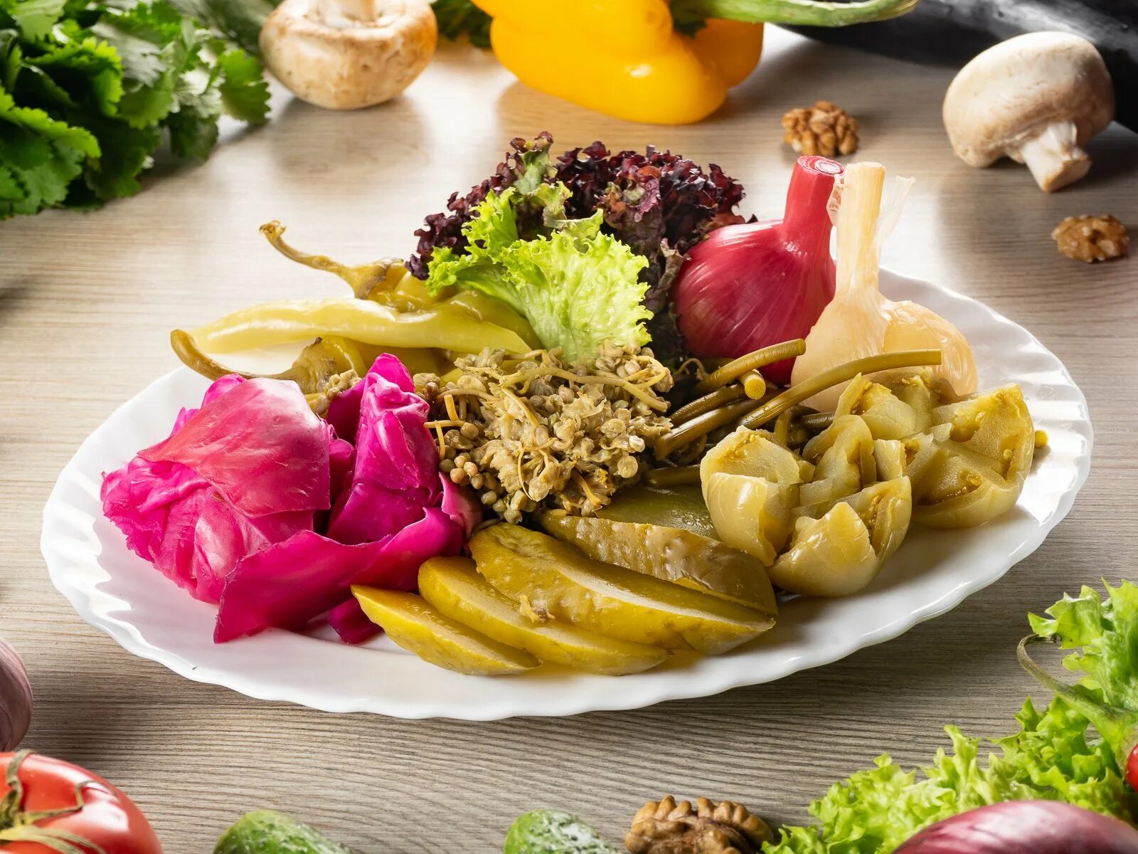 Ассорти разносолов. Тарелка разносолов. Ассорти разносолов. Соленья ассорти. Разносолы разносолы.