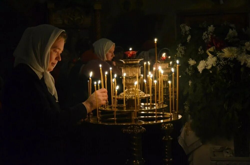 Свечи перед операцией. Свечи в церкви. Женщина в храме. Свеча перед иконой. Горящие свечи в храме.