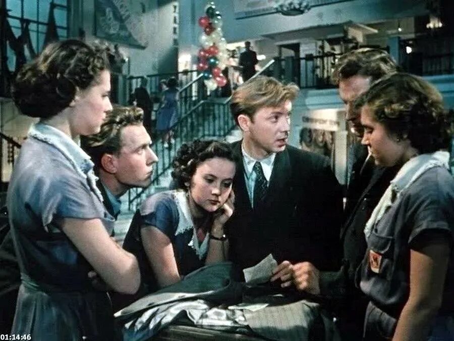 За витриной универмага песня. Дружинина за витриной универмага. Олег анофриев за витриной универмага. За витриной универмага песня. Соня божко за витриной универмага.