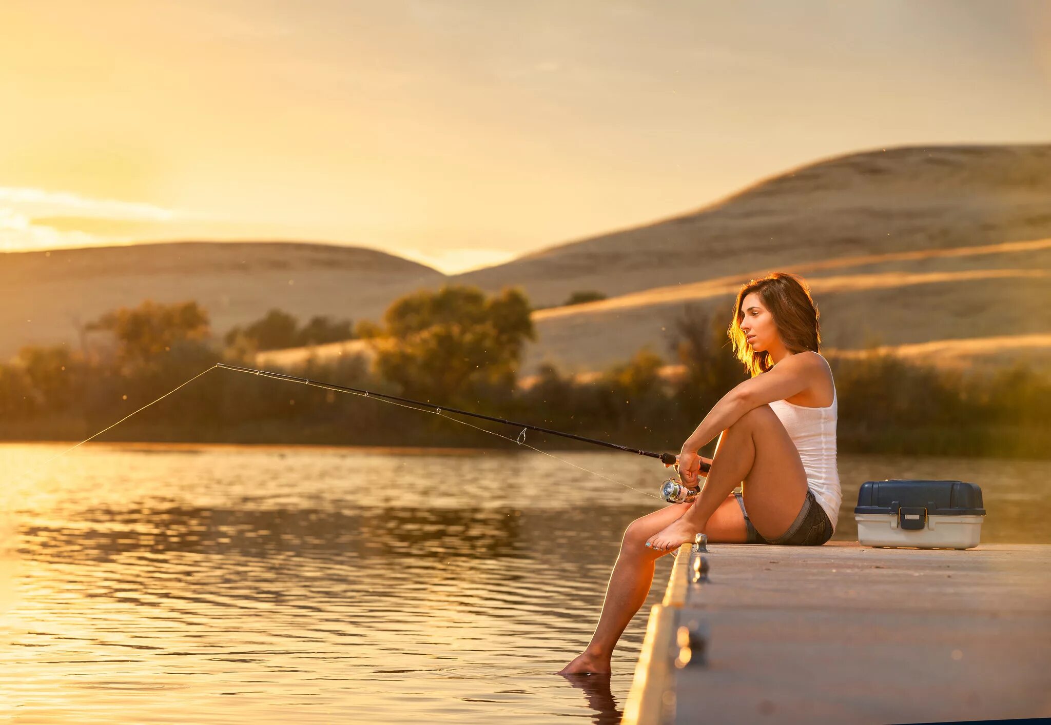 Ловить рыбу в чистой воде во сне. Девушка с удочкой. Фотосессия в лодке. Девушки на рыбалке. Девушка со спиннингом.