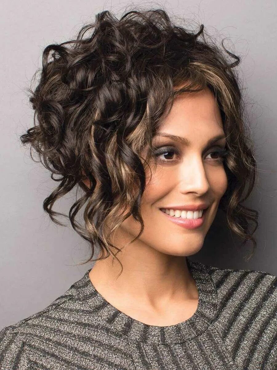 Стрижка на средние кучерявые волосы. Градуированный боб на средние вьющиеся волосы. Керли шег. Волос вьющийся стрижка укладка. Стрижки для курчааых волос.