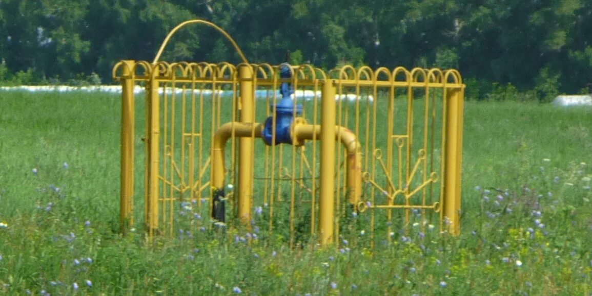 Забор газы. Забор газа. Газовое ограждение. Ограждение шрп газ защитное ограждение. Газовая труба по забору.