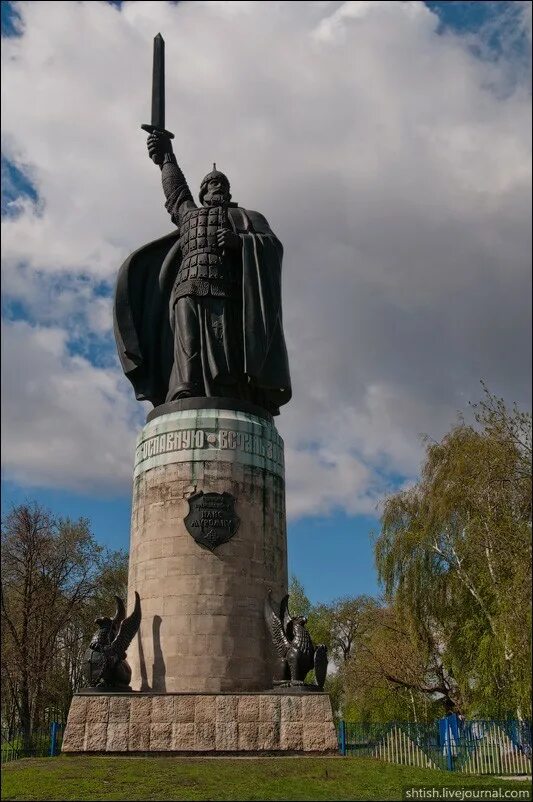 Муром монастырь петра и февронии. Муром памятник петру и февронии. Доклад о муроме. Символ города муром. Муром памятник илье муромцу.