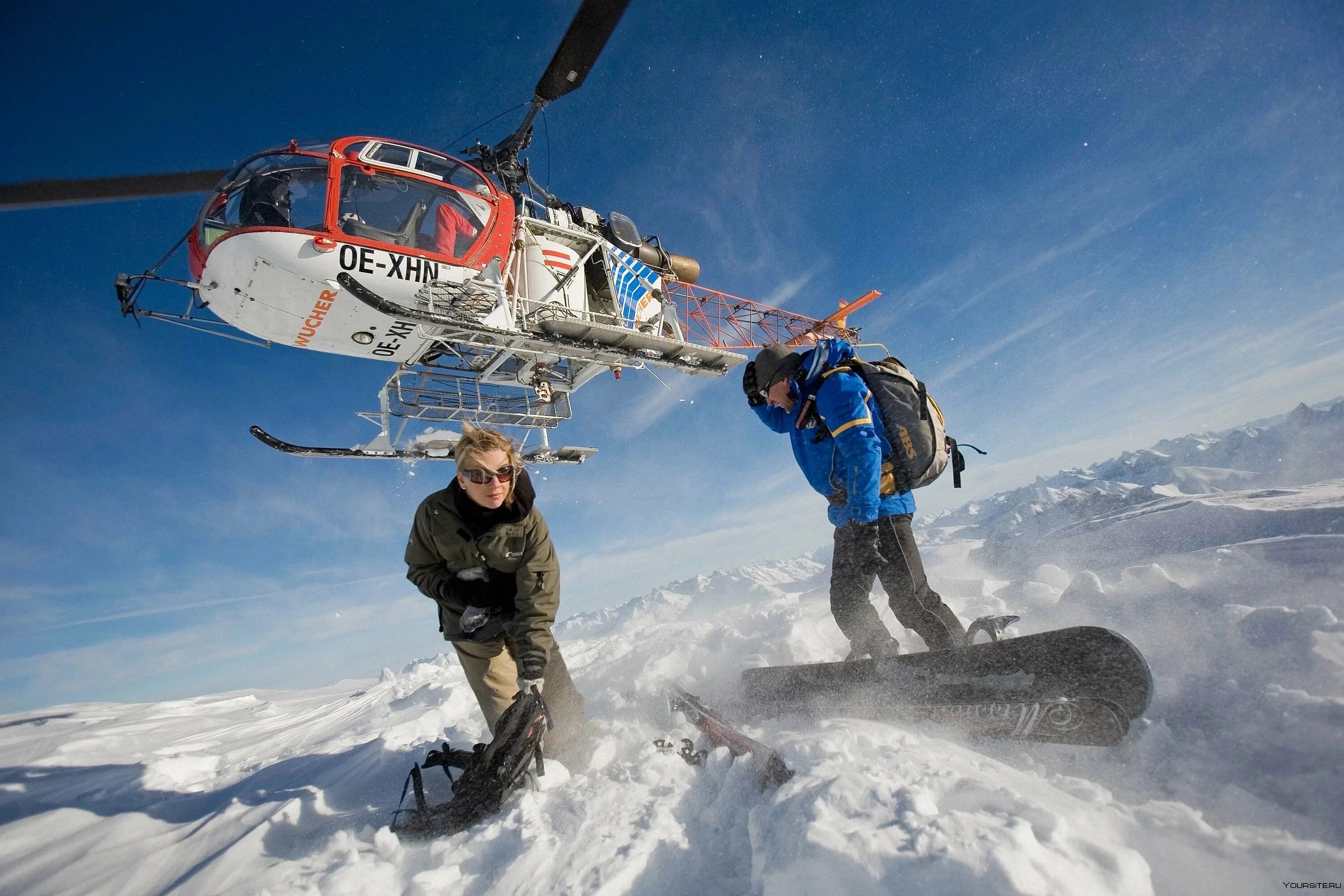 Вертолет шерегеш. Хелли ски. Хели ски вид спорта. Heli Ski Камчатка. Вертолет в горах.