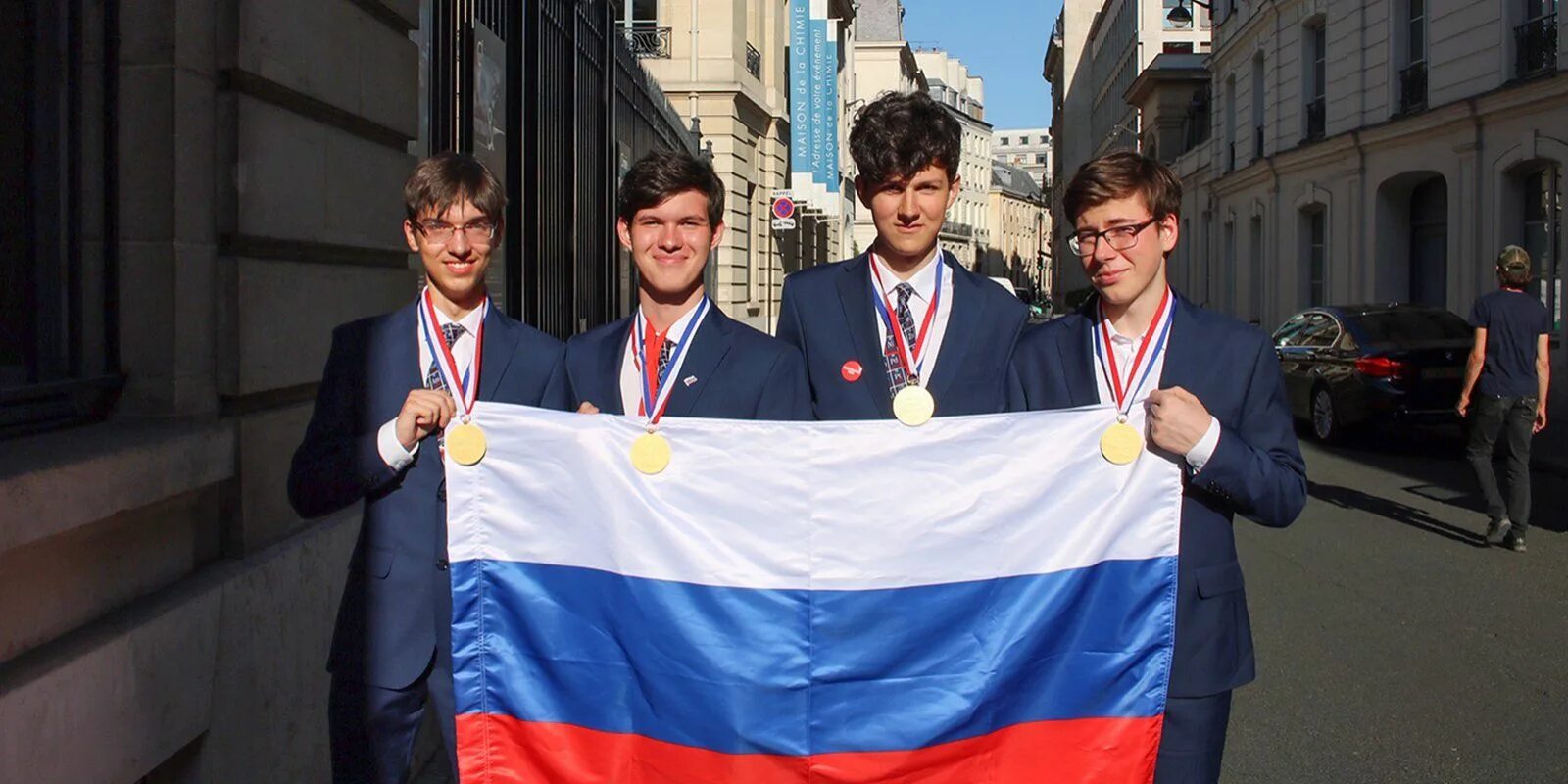 Заняли первое место на международном. Победители международной олимпиады. Победители международных олимпиад по физике. Победители международной олимпиады по математике. Российские школьники завоевали награды на международной Олимпиаде.