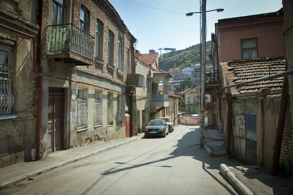 Tbilisi streets. Грузия Тбилиси ул Иванидзе. Тбилиси. Улица Ахвледиани 19. Тбилиси улица Калинина. Old Town Тбилиси.