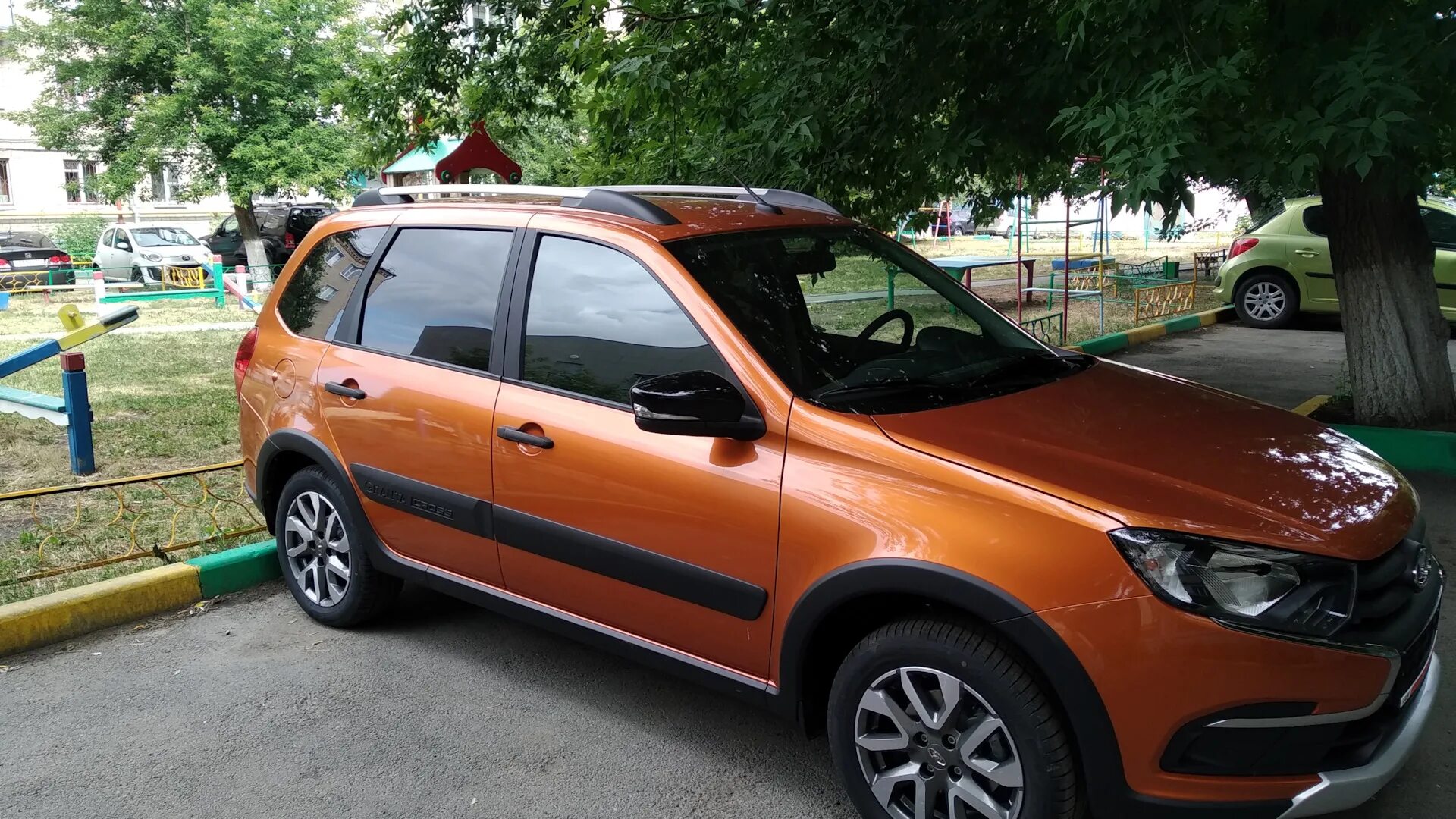 Подбор дисков гранта кросс. Авито волгоград гранта кросс. Granta cross. Авито волгоград гранта кросс. Гранта кросс мокрый асфальт.
