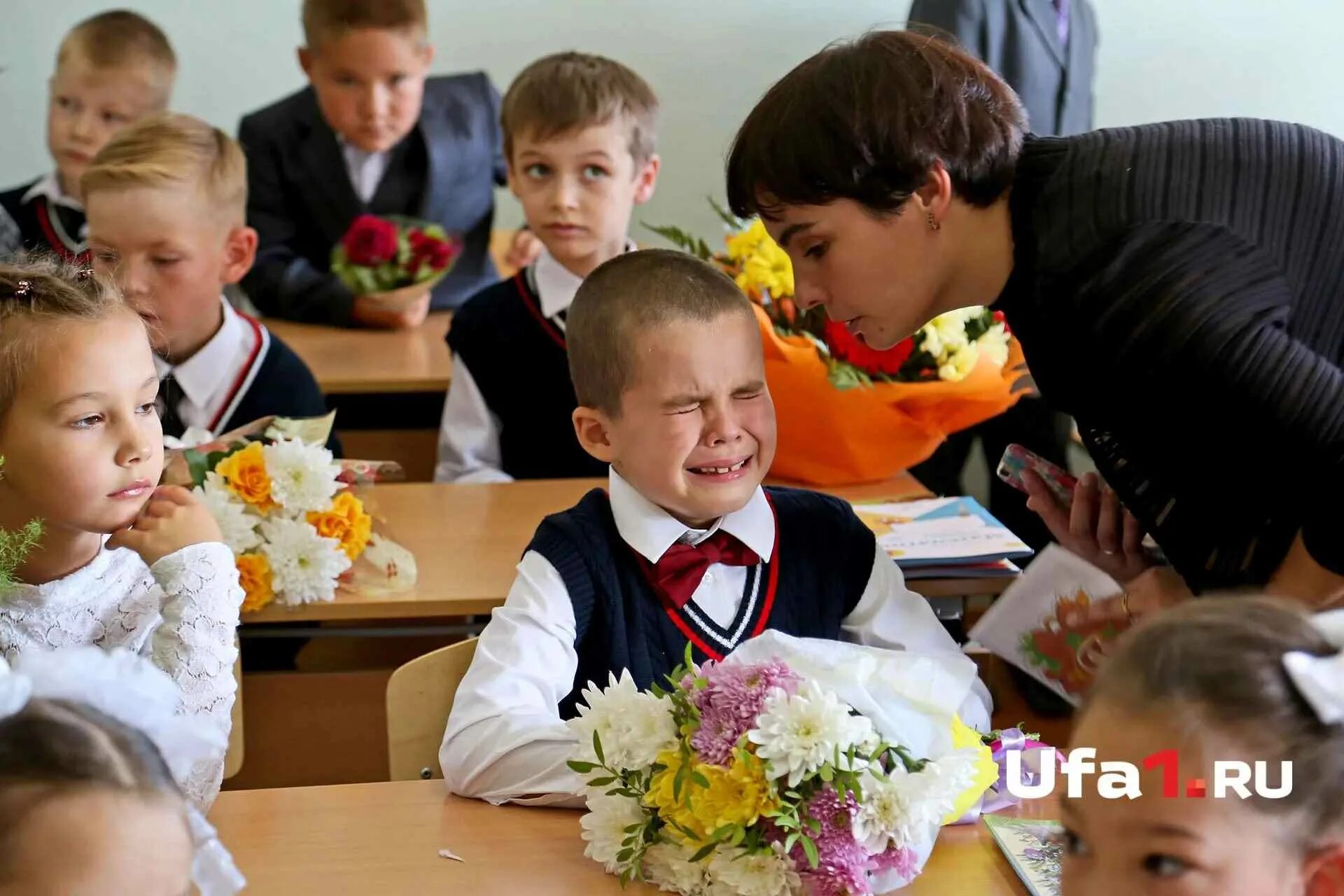 Фотки про класс. Учитель с первоклашками. смешные школьники на 1 сентября. первоклассник и учитель. плачущий первоклассник.