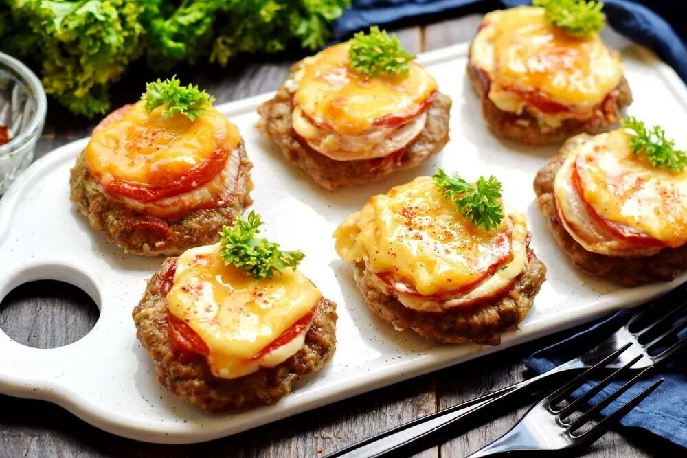 Фарш в духовке с сыром и помидорами. Котлета ласточкино гнездо. котлеты ласточкино гнездо в духовке. мясные гнезда. котлеты в духовке с сыром.