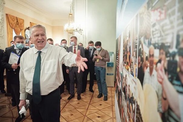 День рождения жириновского владимира вольфовича. Памятник жириновскому в москве на кладбище. День рождения жириновского 25. День рождения жириновского 25 апреля. День рождения жириновского 25 апреля.