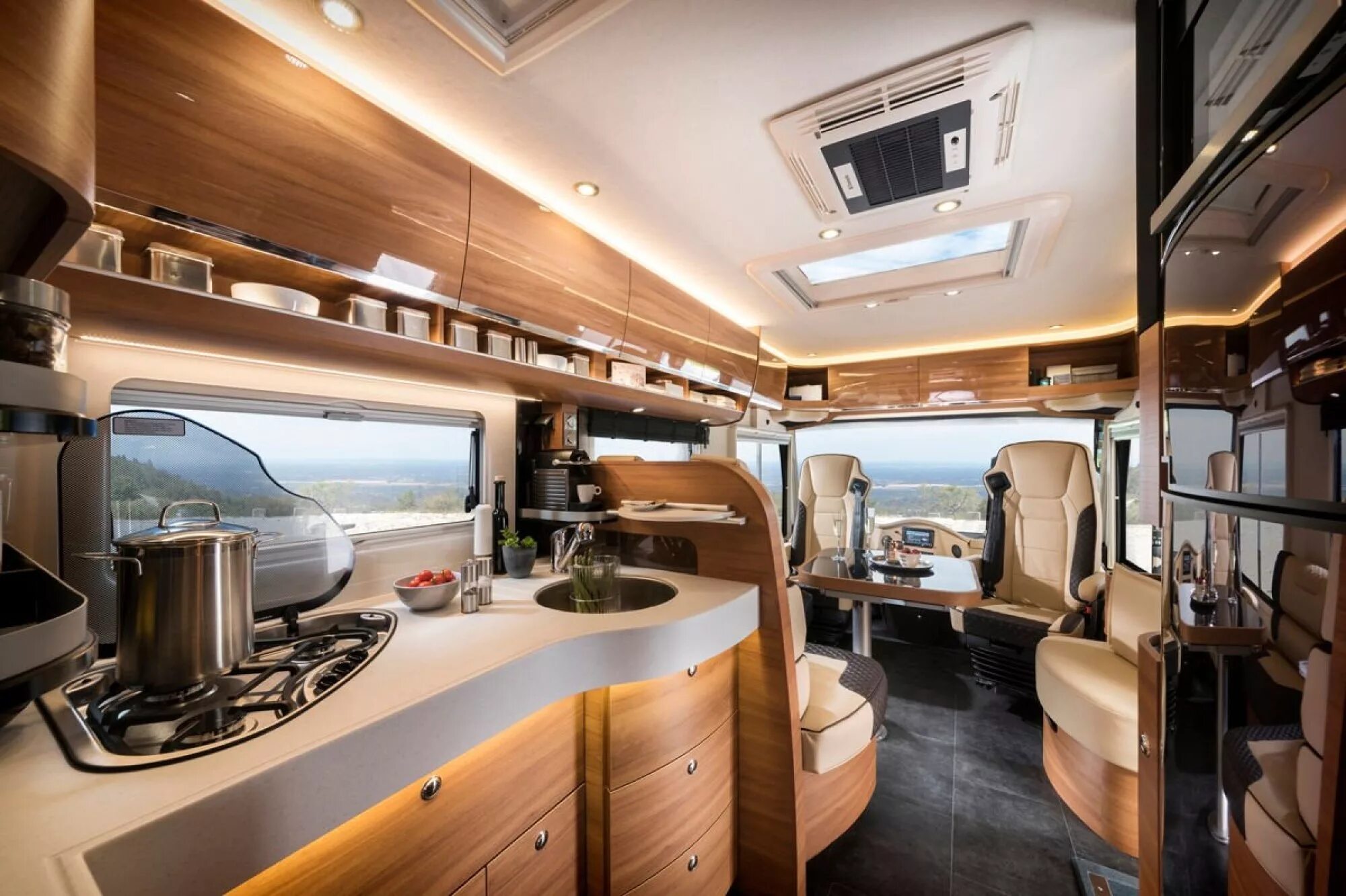 Дом на колесах казань. Автодом airstream 2025. автодом мерседес hymer. автодом rv camper. автодом кемпер кнаус.